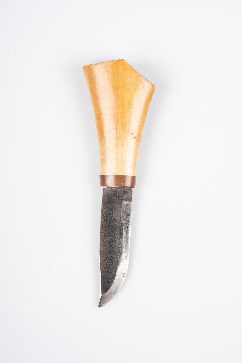 Tollekniv med skaft i tre og knivblad i jern. Det er utskåret akantusmønster på skaftet. Bolsteret er i kobber.