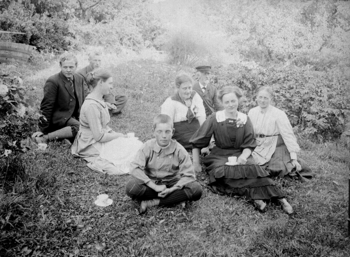 Familiebilde fra Søre Jørstad. Bak med lue sitter Arne Jørstad. Til høyre hans kone Agnethe f. Børstad, deres datter Kari (gift Brateng), ukjent, Kristian Heramb fra Ringsaker og trolig Agnes Jørstad (gift Aurlien). De to til venstre er ukjente.