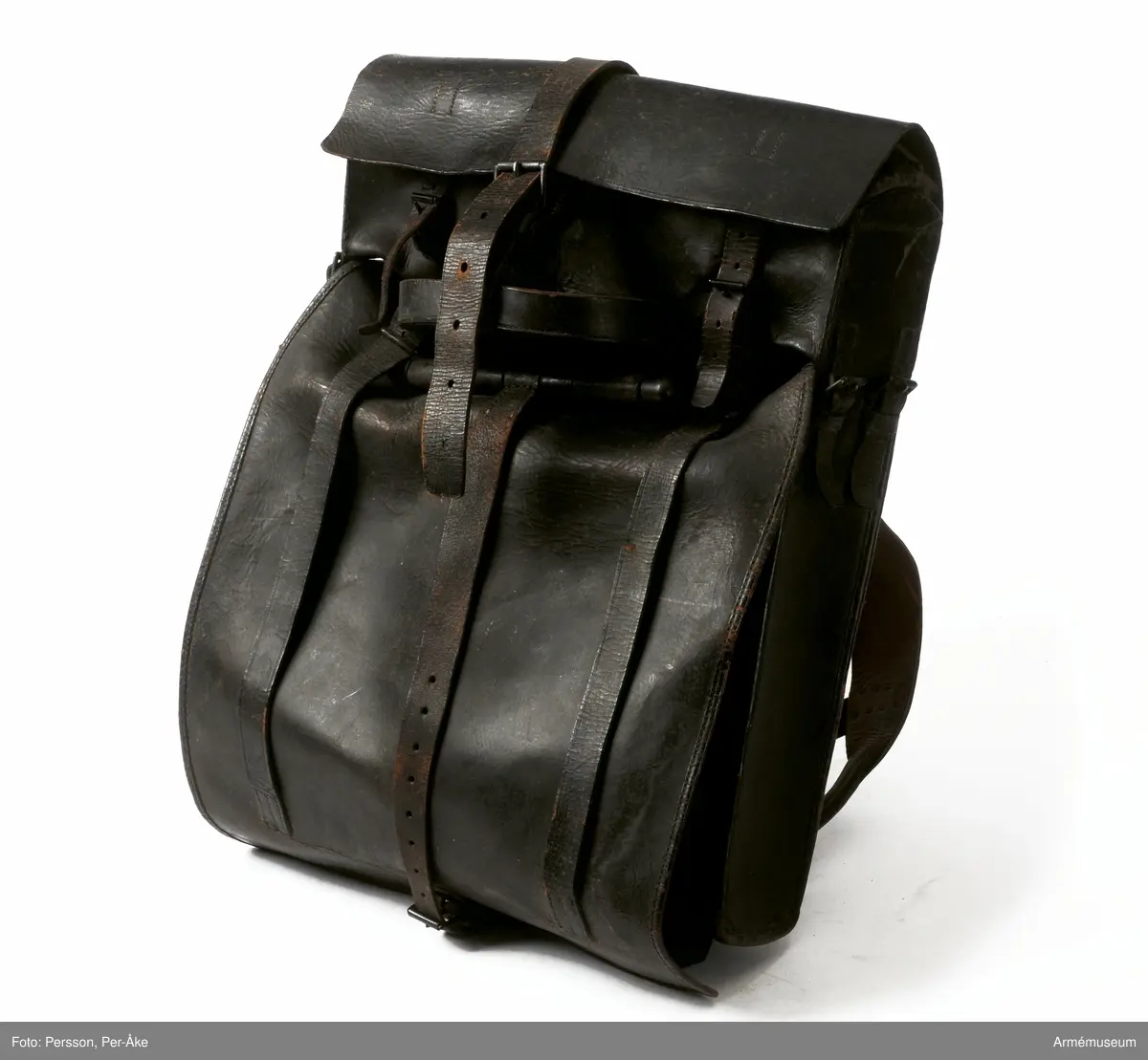 Grupp C II.
Ränsel av läder med en fastspänd väska ovanpå samt hållare för en dricksflaska m/1848.