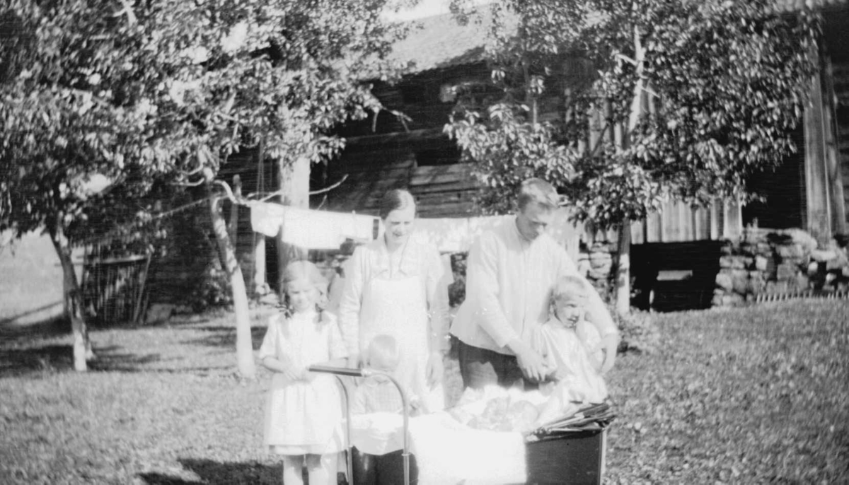 Familie med fem barn, de to yngste i barnevogn oppgitt å være Helene og Andreas Jørstad med barna Agnethe, Kristoffer og Arne. Tvillingene Astrid og Sigrun foran i barnevogna.