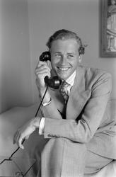 Knut Wigert i telefonen.