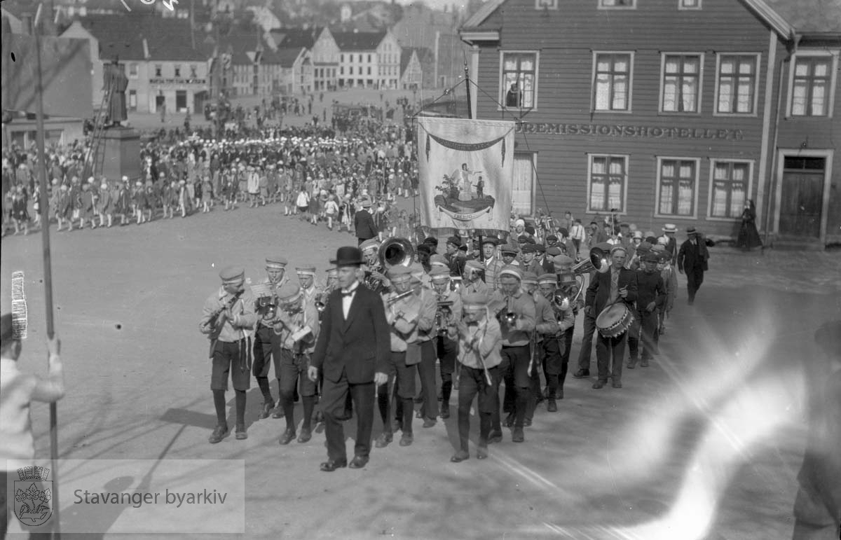 Johannes skolekorps foran Indremisjonshotellet