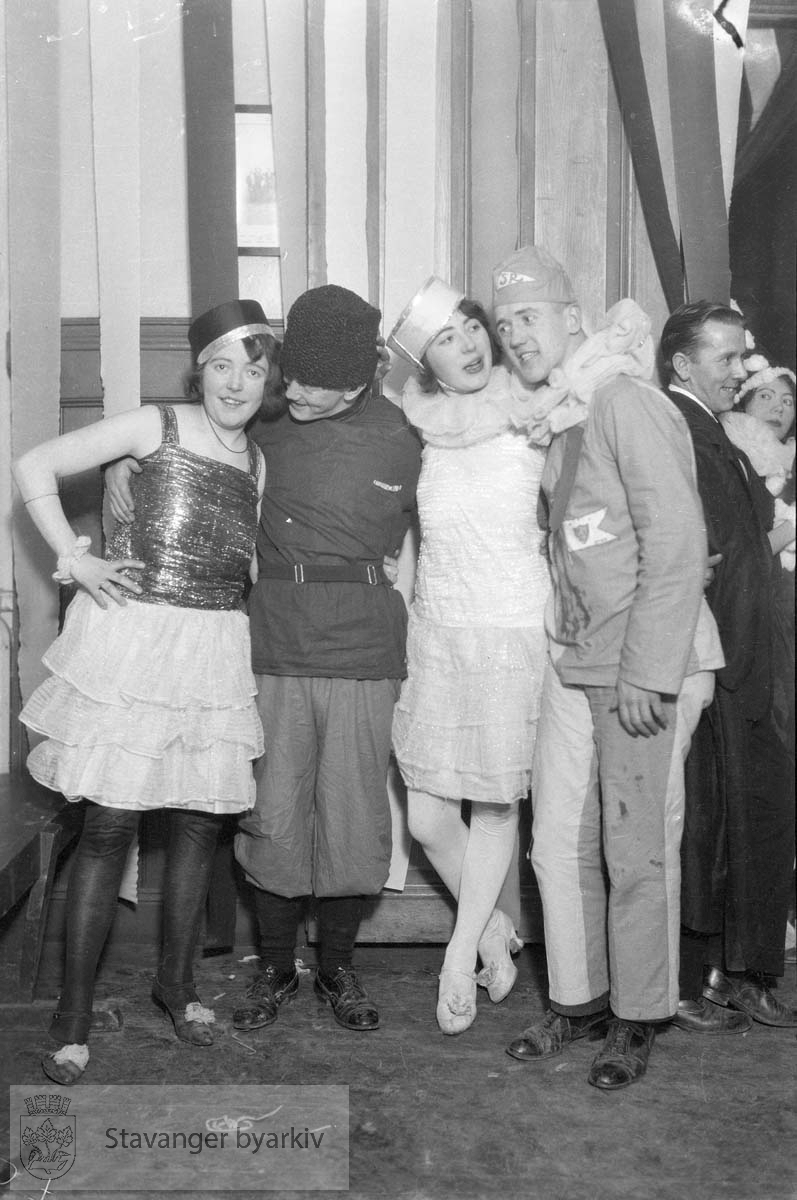 Fra kostymeball eller karneval , (muligens i Oslo)