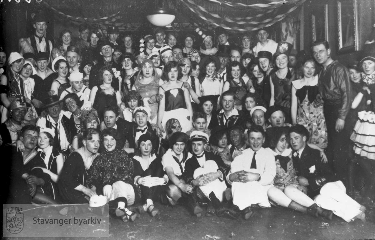 Fra kostymeball (muligens Oslo?)