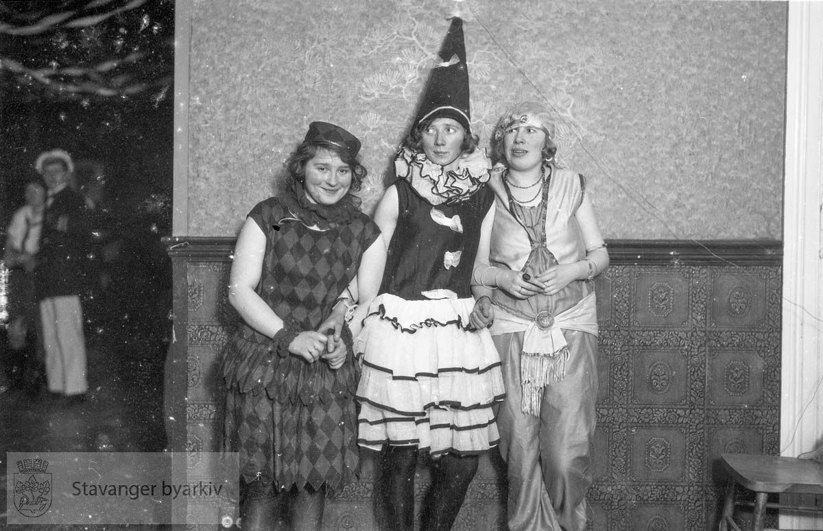 Fra kostymeball (muligens Oslo?)