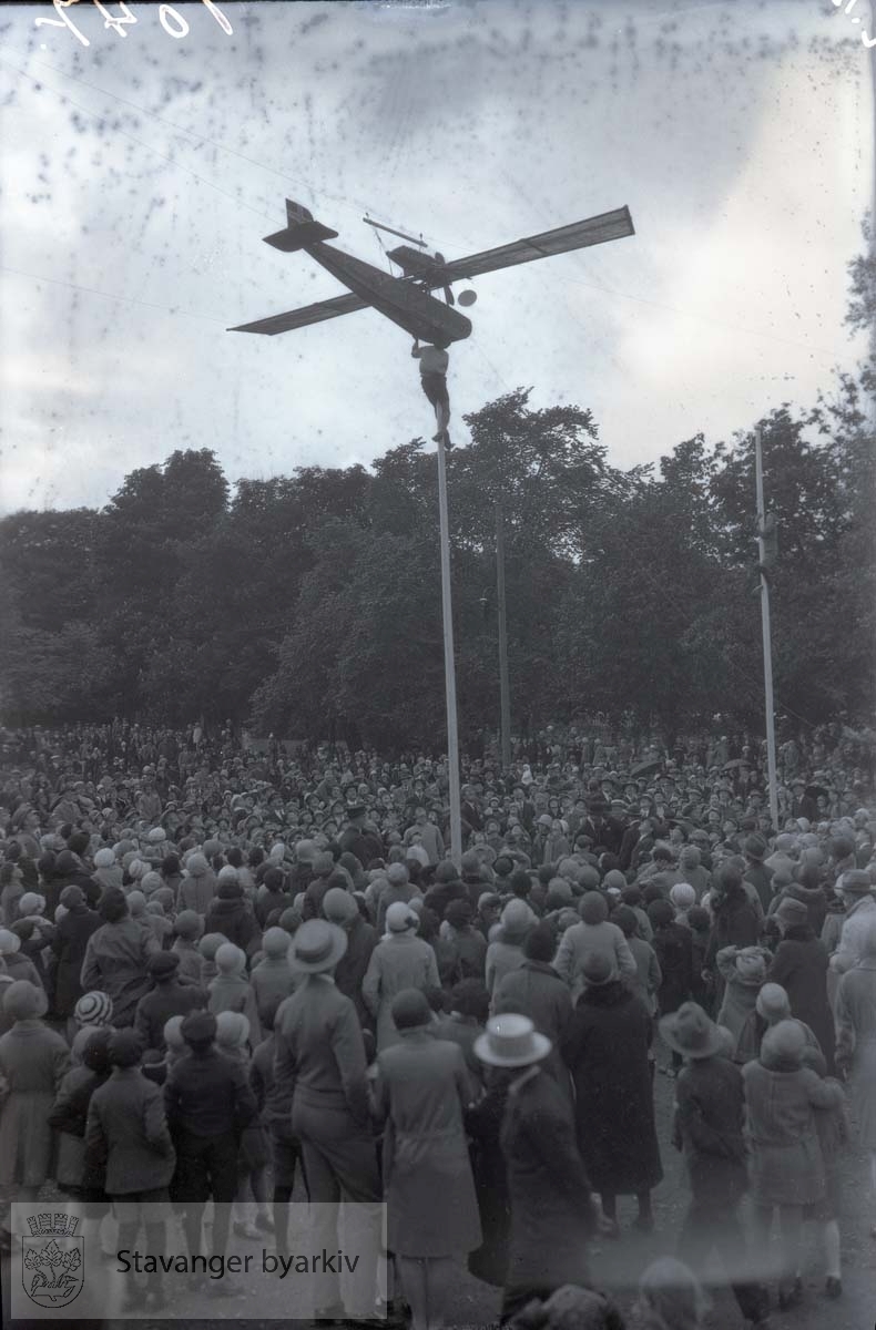 Fly i vaier over folkemassen.