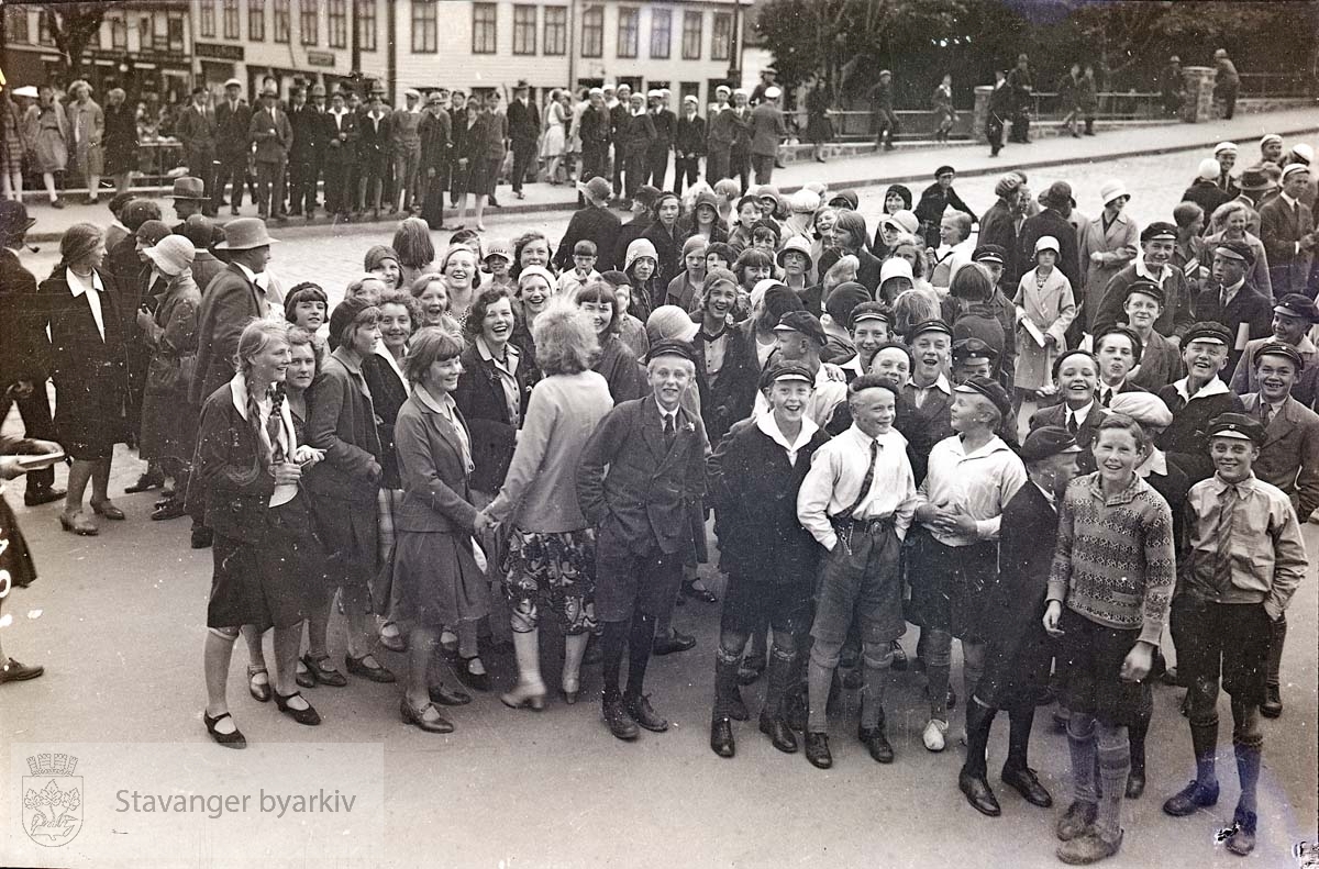 Torget i bakgrunnen.