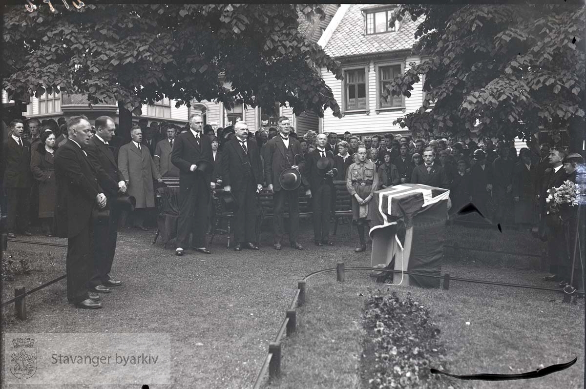 Det ser ut som om alle står oppreist i sang. L.W. Hansen og Bertram C. Middelthon midt i bildet.