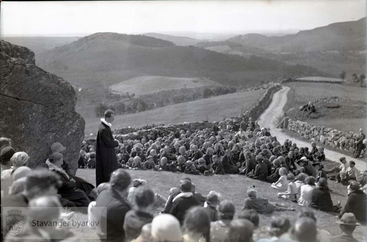 Prest forretter friluftsgudstjeneste for speiderne .Blåspeidere i Fjermestad.