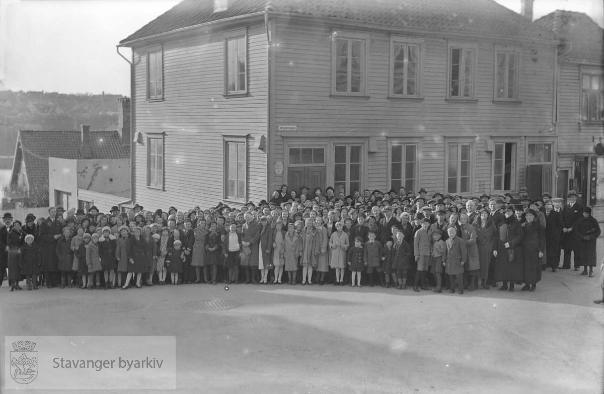 Folkesamling utenfor Bergelandsgata 45 på hjørnet ved Stiftelsesgata...Menighetslokale for Stavanger Babtistmenighet (fram til 1934) og Adventistsamfunnet deretter og fram til 1978.