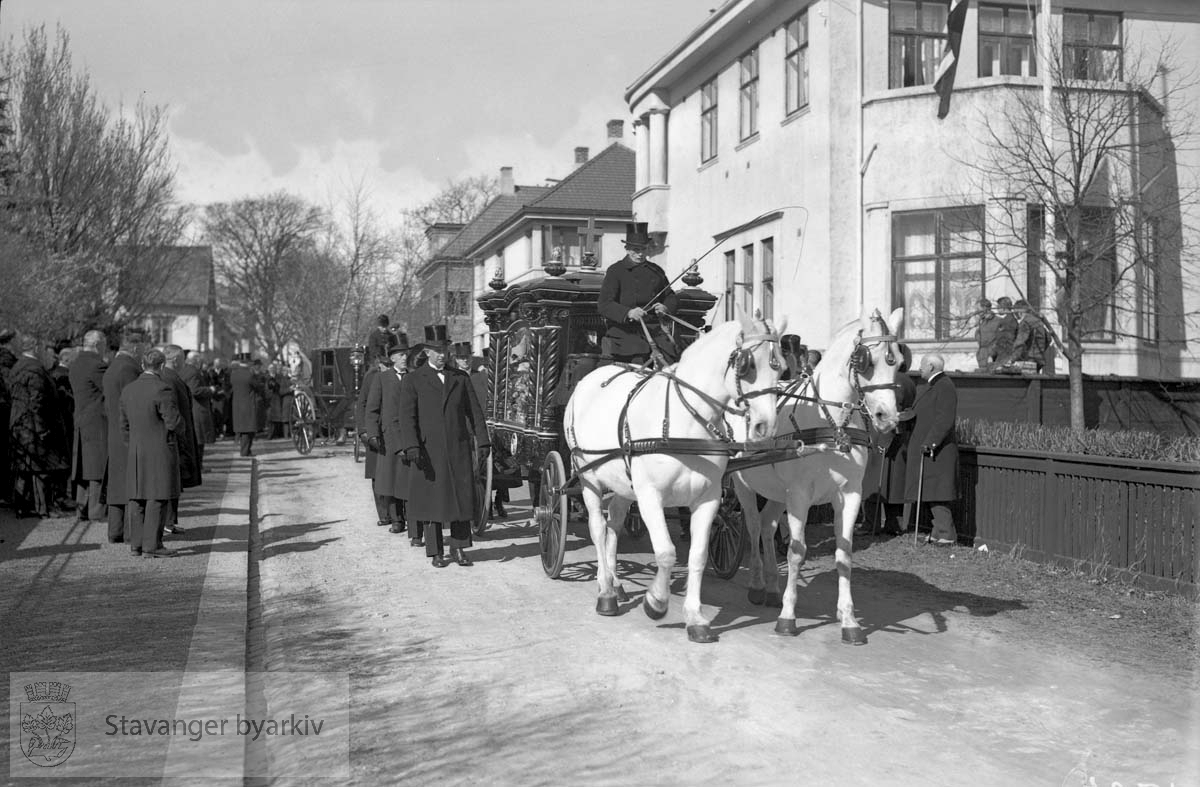 Middelthons gravferd..Gravfølge .Gravfølget ned Kannikgaten fra Teaterveien.