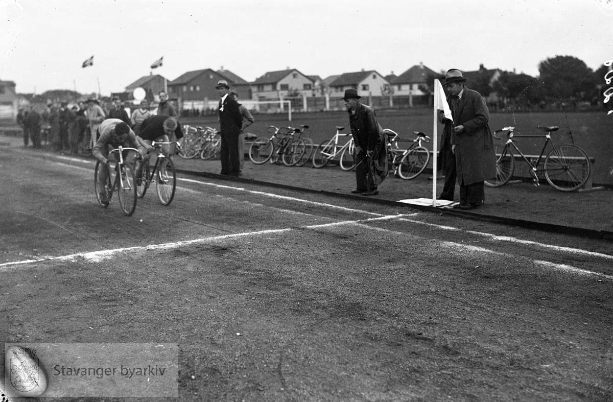 Syklister over målstreken på Stavanger Stadion