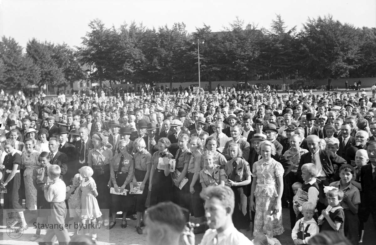 Arbeiderpartiets jubileumsdemonstrasjon, folkesamling i Bjergstedparken