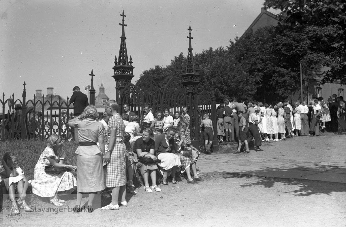 Kongsgård, i skolegården.Elever ?