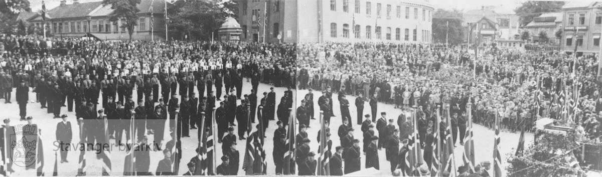 Panorama fra torget.Hirden og Unghirden oppstilt på torget.Nasjonal Samling (NS)