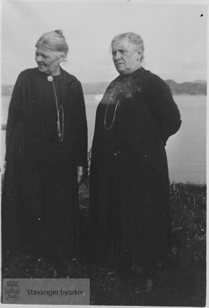 To eldre kvinner i sort