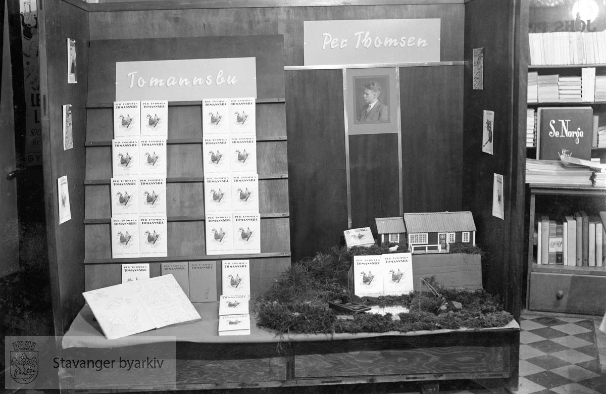 Bokhandler Floor, utstilling av Per Thomsen sin bok Tomannsbu