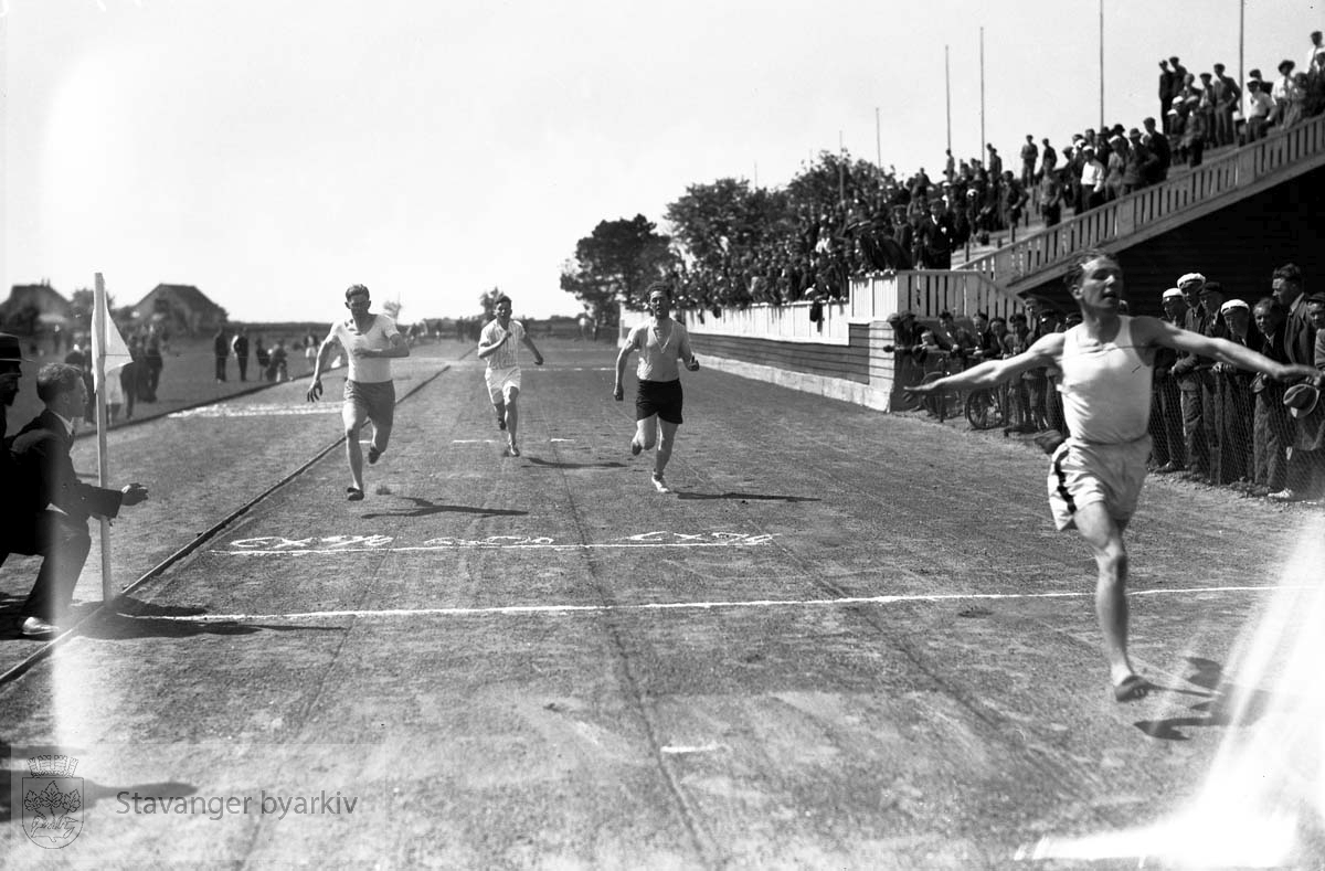 Friidrettsstevne for gutter, Stavanger stadion.Løpere