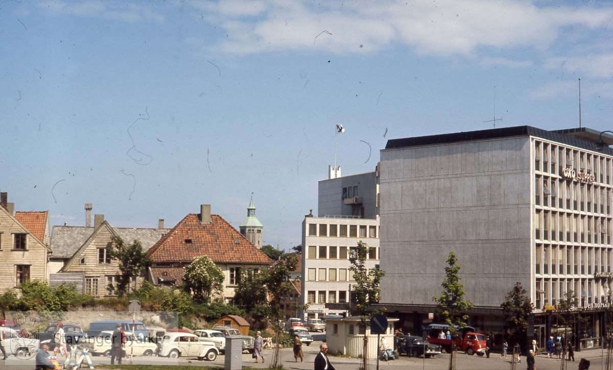 Kleivå under rivning..Saneringsklare hus..Romsøegården til høyre..Tomt for kommende posthus er her parkeringsplass.