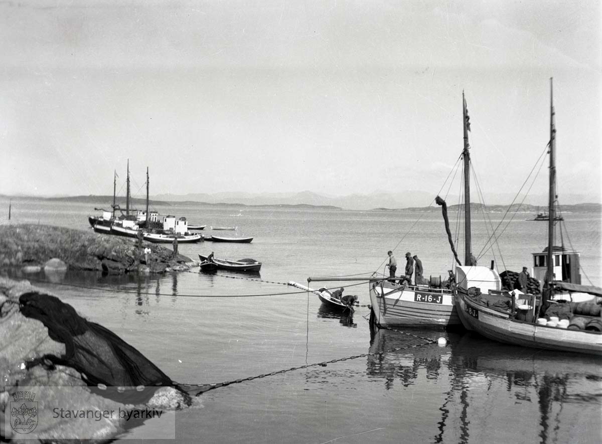 Sildefiske på Utsira (?). Fotograf muligens Carl Lùtrerath. ...Seilbåt.Seilskute.Seilskip