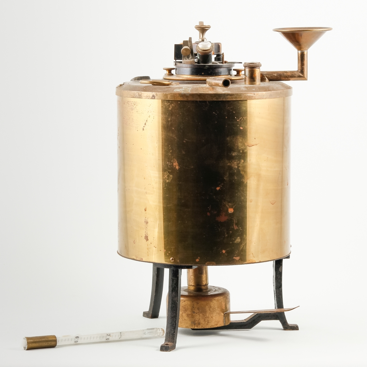 Kjemisk måleinstrument brukt til å måle såkalt flammeflukt. Instrumentet har bøtteform og består av fem ulike deler og synes å involverer en eller annen form for oppvarming. Hovedelementet står på tre føtter med skruehull slik at instrumentet kan festes til et underlag. Opprinnelig har instrumentet også hatt to thermometer (für Petroleumsproben).