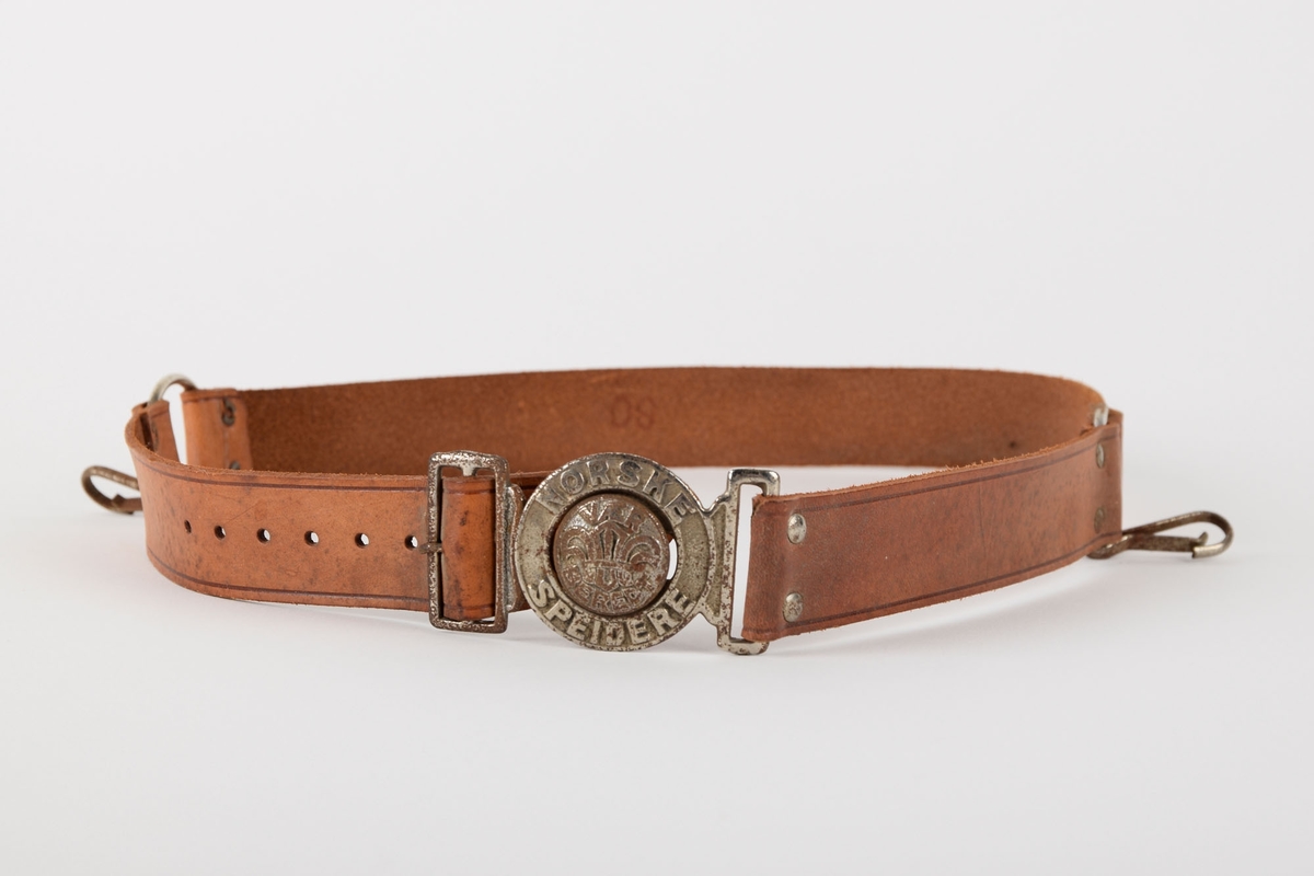 Speiderbelte med tre ledd, festet sammen med metallringer. 7 hull til stramming. En metallkrok henger fra hver av leddringene.