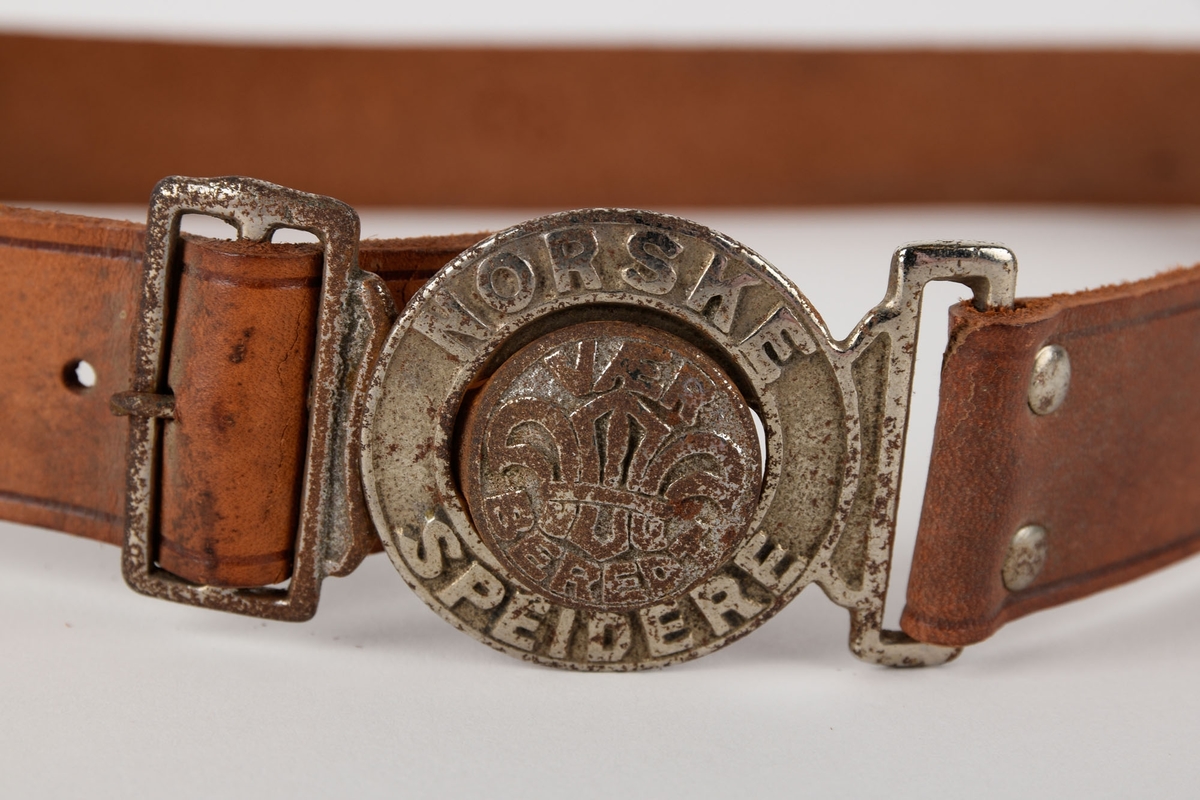 Speiderbelte med tre ledd, festet sammen med metallringer. 7 hull til stramming. En metallkrok henger fra hver av leddringene.