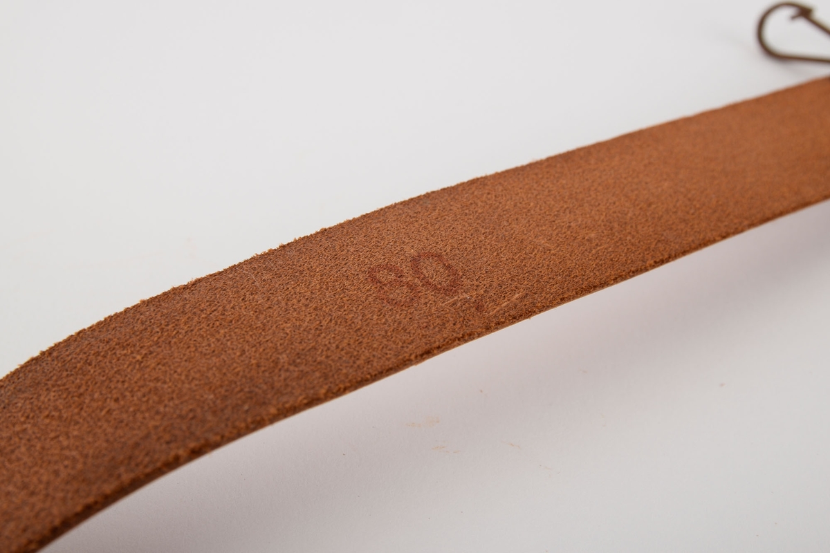 Speiderbelte med tre ledd, festet sammen med metallringer. 7 hull til stramming. En metallkrok henger fra hver av leddringene.