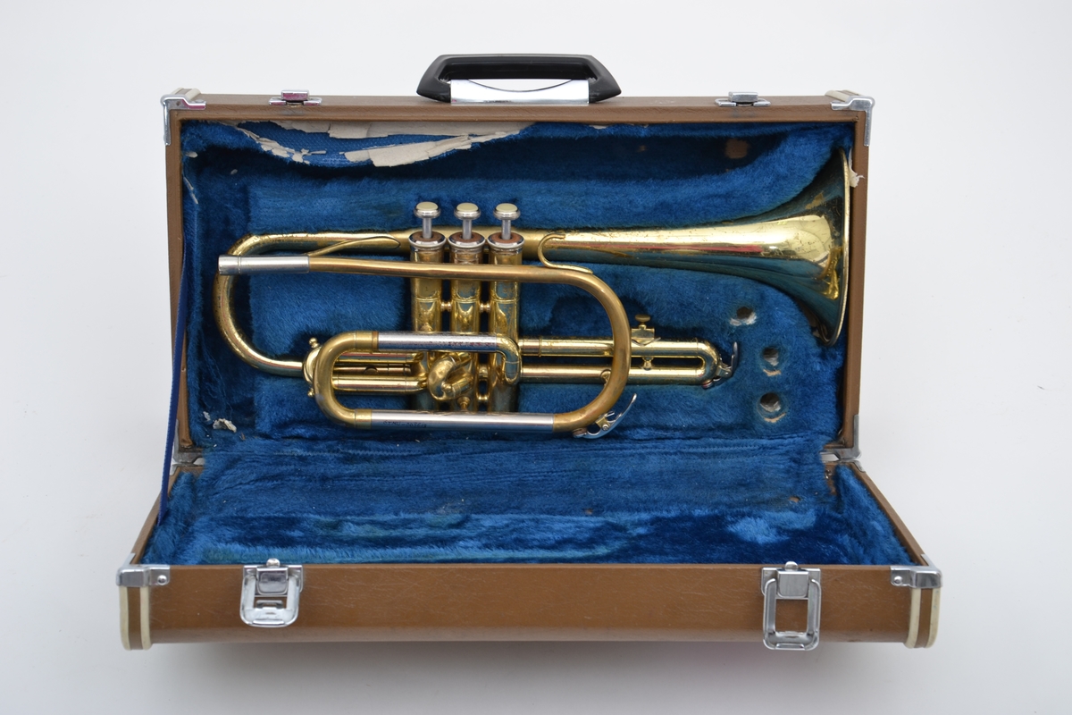 En lys brun instrumentkoffert til trompet, foret med et blått tekstil.