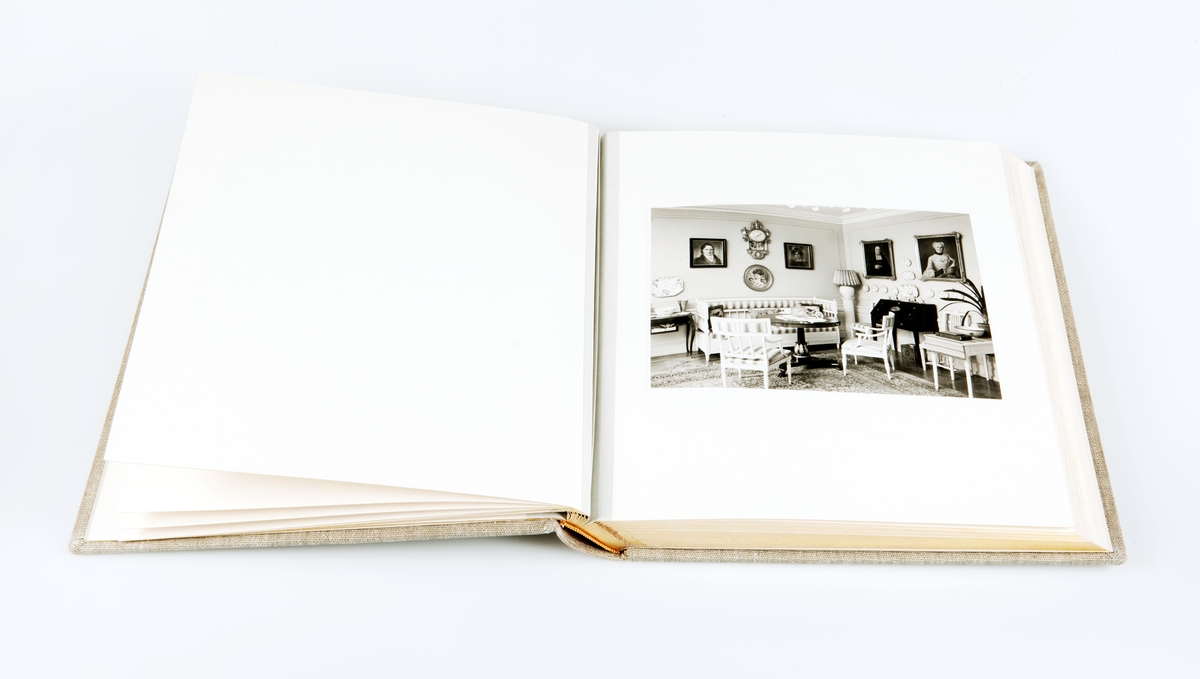 Album med förvaringslåda. Albumet innehåller främst interiörbilder från Kraemerska huset i Uppsala.

På första uppslaget kan läsas följande: "Till vår kära dotter Birgit som minne av lyckliga barndoms och ungdoms år i " von Kraemerska huset". Julafton 1939. Anna Haeggström Carl Z Haeggström.
