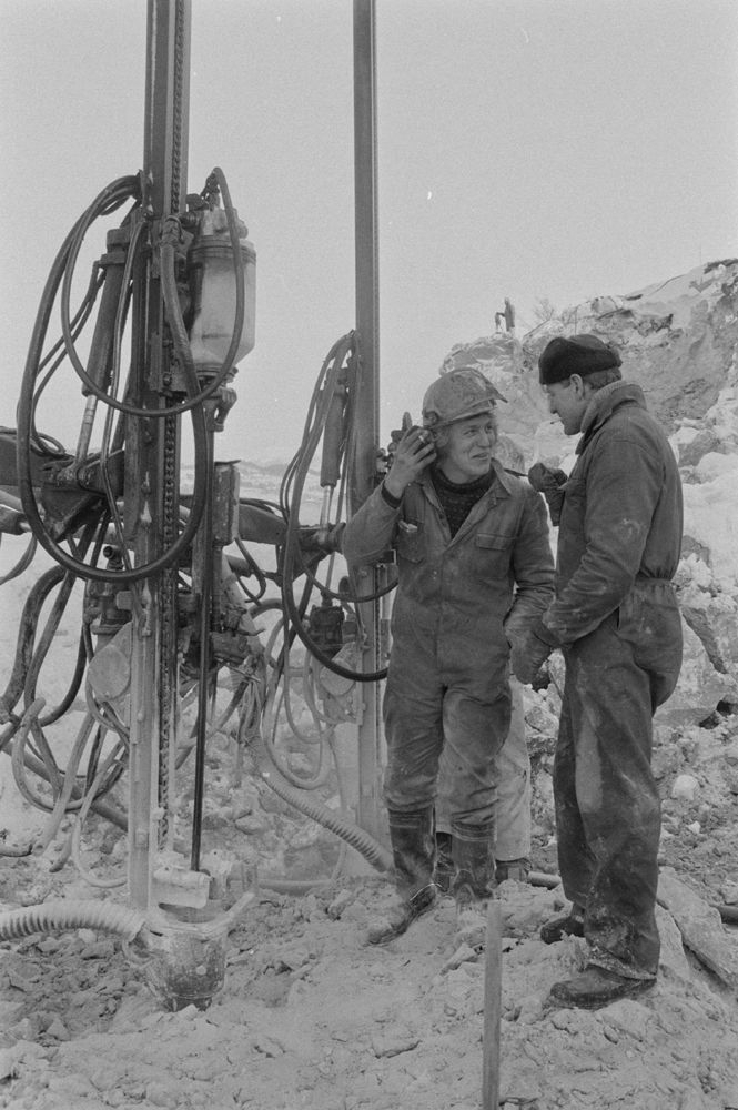 Leirfjord, Sundøy. Arbeidet er i gang på ferjeleiet på Sundøy. F.v.:  Dagfinn Meisfjord og Jørgen Hjartland.
Bildet er brukt i Leirfjordkalenderen - mars 2016.
Finnes som VBH.F.2010-102-0019