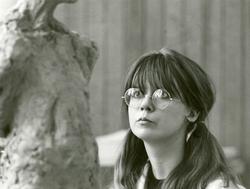 En elev vid Konstfackskolan skulpterar i lera.