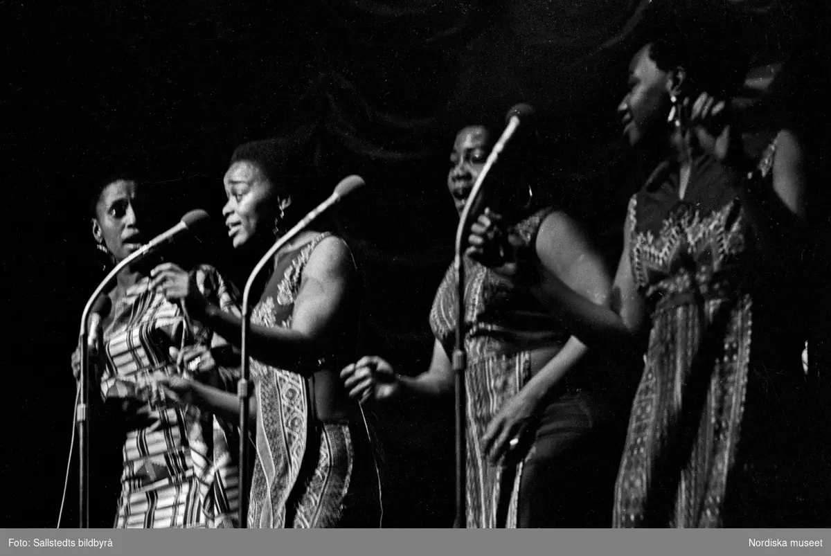 Sångerskan Miriam Makeba, till vänster, tillsammans med körsångerskor, uppträder på Berns i Stockholm 1969.