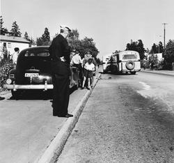 Två bussar har krockat på gamla Värmdövägen, Stockholm, år 1