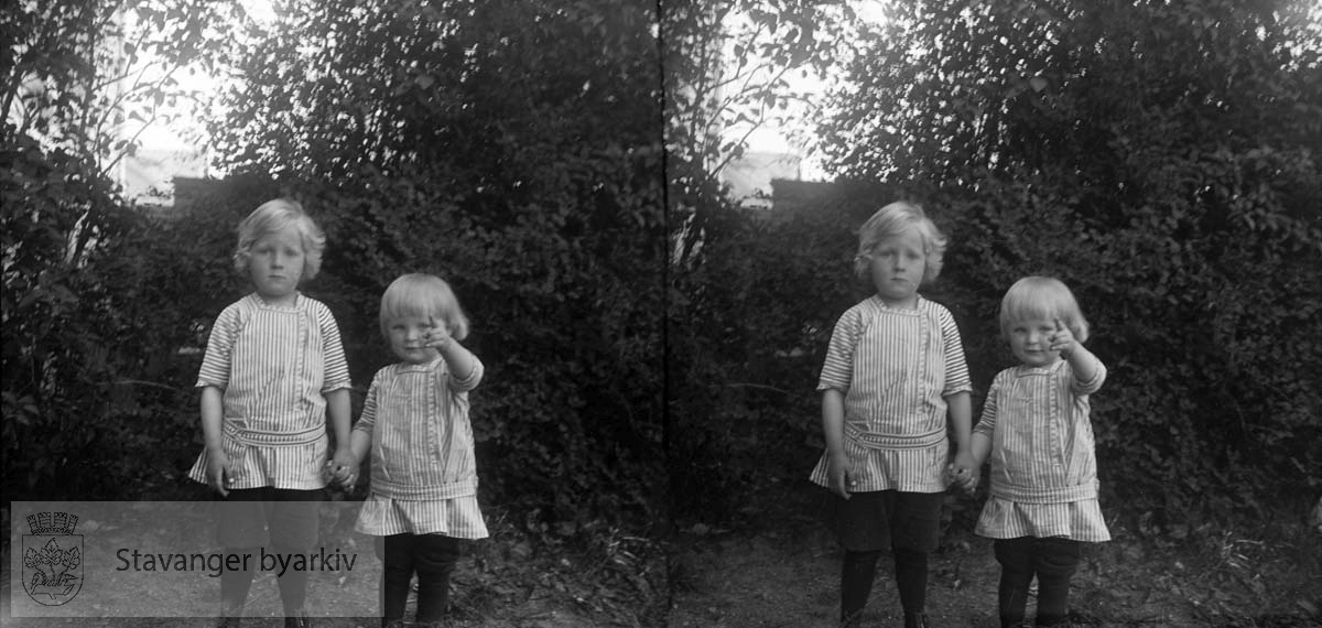 Christian f:3.6.1909 med sin bror, Hans f 26.03.1912. Stereofotografi.