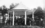 Musikkåren uppställd i musikpaviljongen, 1930-talet