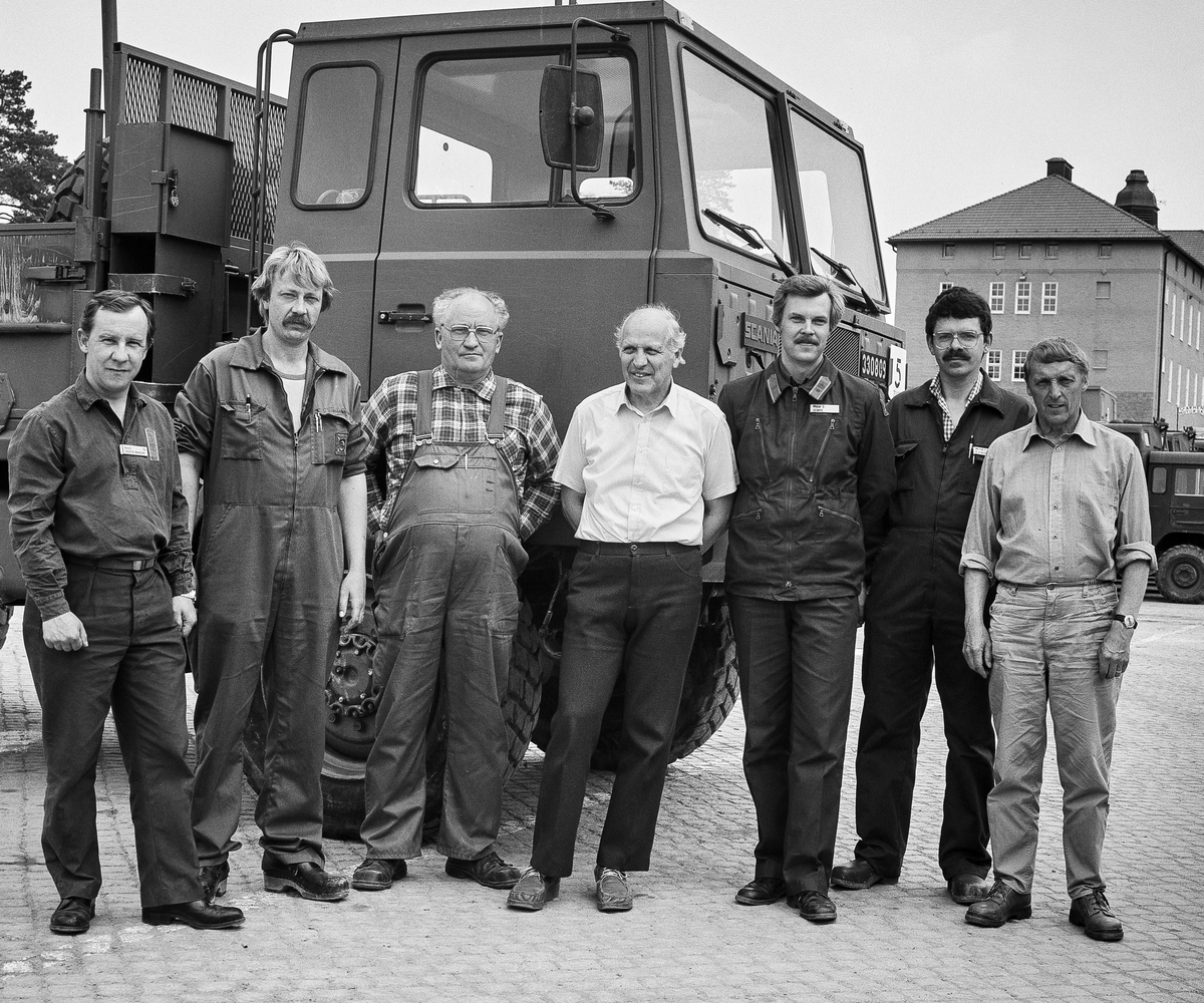 Teknikavdelningen
Arméverkmästare Christer Månsson, tekniker Leif karlsson, 1. ding Bengt Lundblad, 1. ding Rolf Nordström, arméingenjör Svante Kempe, 1. ding Per-Olof Rosén (fotograf till detta album) och 1. ding Runo Wiklund.