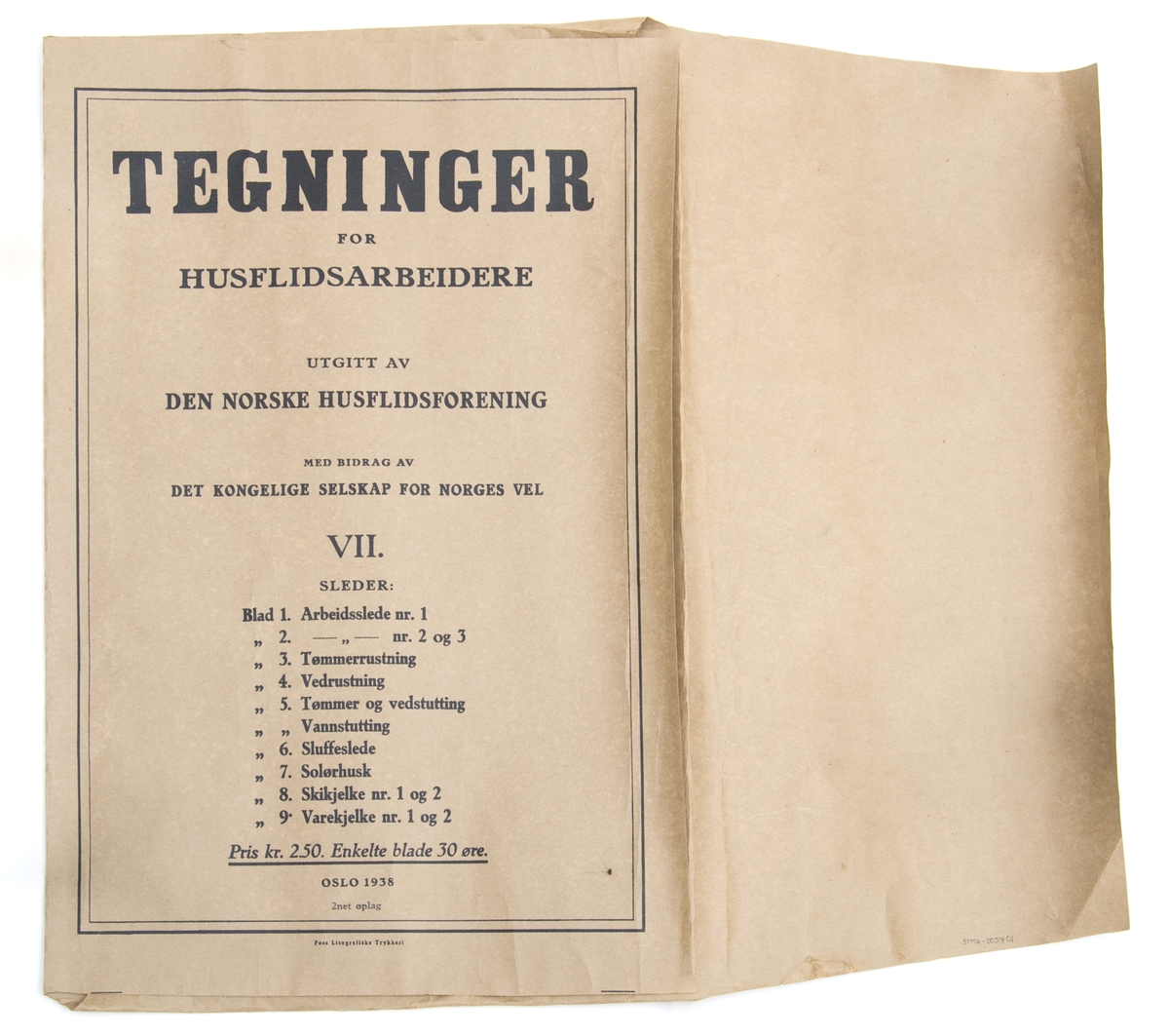 Ti ulike arbeidstegninger av sleder i et brunt pappomsalg utgitt av Den norske husflidsforening i 1938. Mappe 7 med tilsammen 10 blad.