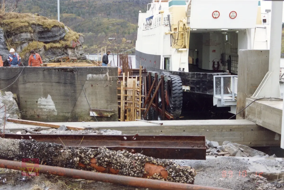 Fire bilder som viser arbeid med forskaling ved fergeleiet på Levang. Motoskipet Tomma i bakgrunnen. 
Bla med pilen til høyre, disse bildene har fotonr, men er ikke registrert.

Bilde 2) NVM 18-F-00130-1
Bilde 3) NVM 18-F-00130-2
Bilde 4) NVM 18-F-00130-3