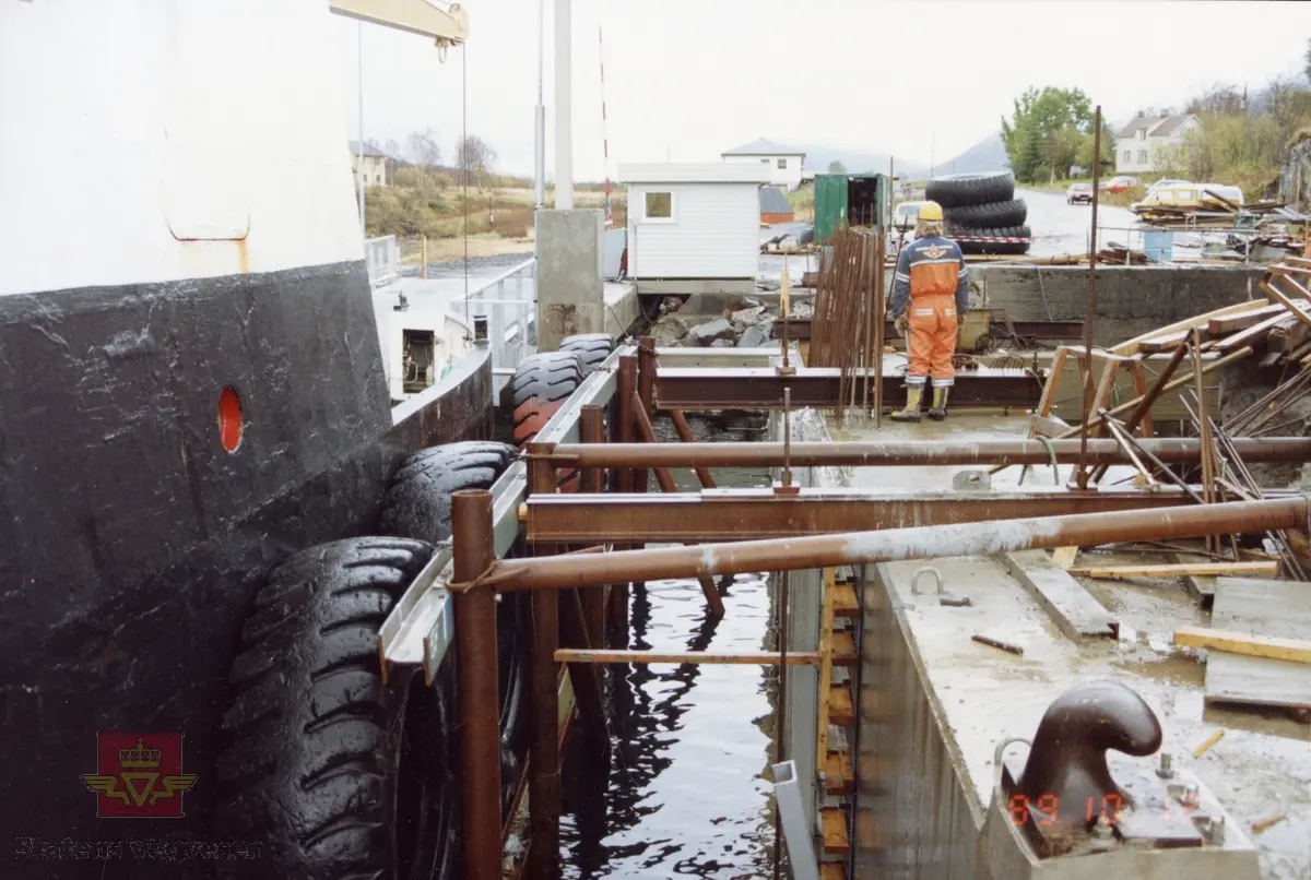 Fire bilder som viser arbeid med forskaling ved fergeleiet på Levang. Motoskipet Tomma i bakgrunnen. 
Bla med pilen til høyre, disse bildene har fotonr, men er ikke registrert.

Bilde 2) NVM 18-F-00130-1
Bilde 3) NVM 18-F-00130-2
Bilde 4) NVM 18-F-00130-3