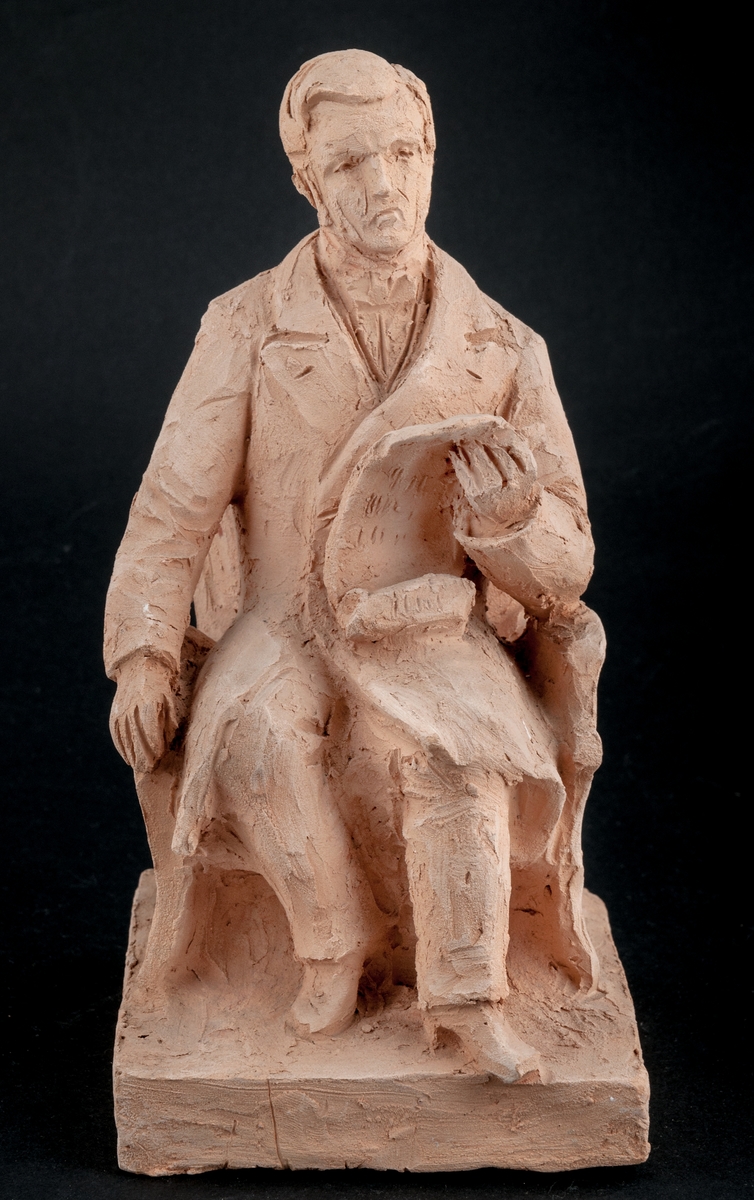 Skiss i terracotta, Per Murén, sittande i stol.
Signatur höger sida i bottenplatta: Ida Matton, Paris, 1907. Sista siffran otydlig.