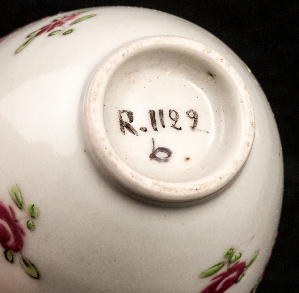 Landskap med staffagefigurer, i förgrunden metande man. Olja på duk, förgylld ram.