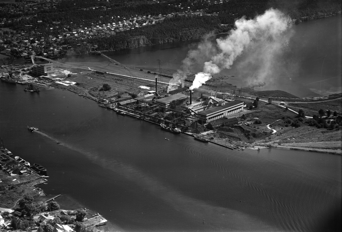 Flyfotoarkiv fra Fjellanger Widerøe AS, fra Porsgrunn Kommune. Porsgrunn Elektrometallurgiske AS, Herøya. Fotografert av Vilhelm Skappel, 20.07.1953.