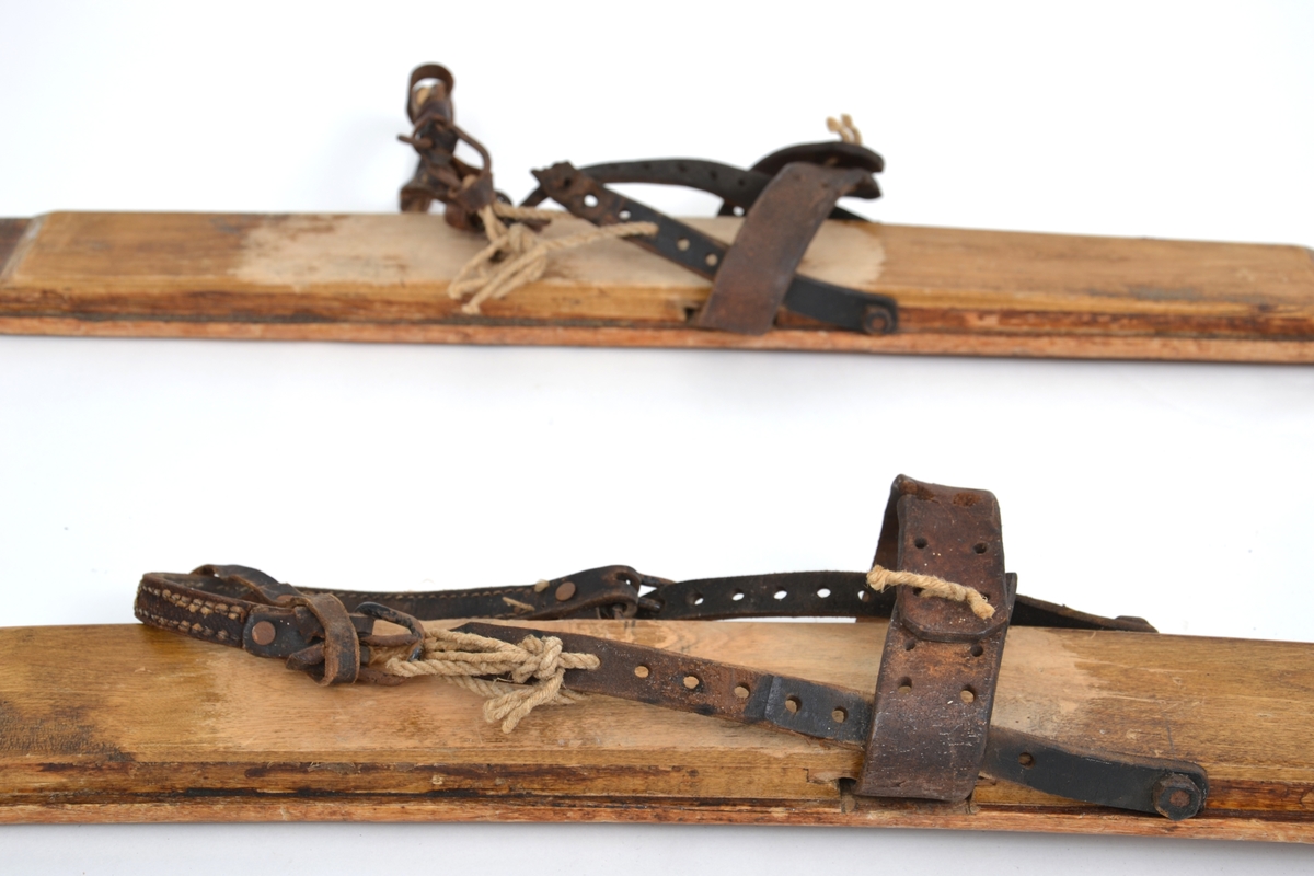 Ski, brunbeisede treski med regulerbar lærbinding