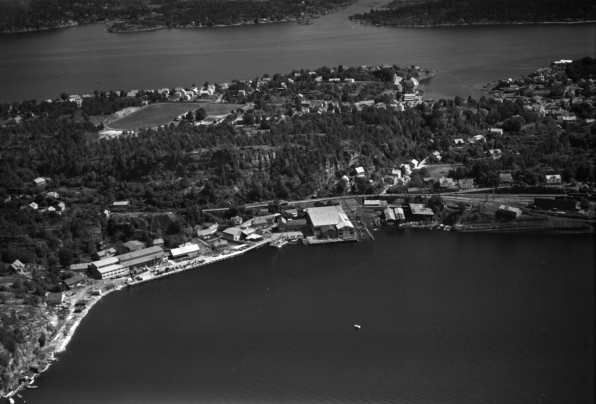 Flyfotoarkiv fra Fjellanger Widerøe AS, fra Porsgrunn Kommune. Trosvik Verksted, Brevik. Fotografert av Vilhelm Skappel, 20.07.1953.