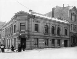 Arkivbilder etter Skien Kaffehus. Menighetspleiens damer fik