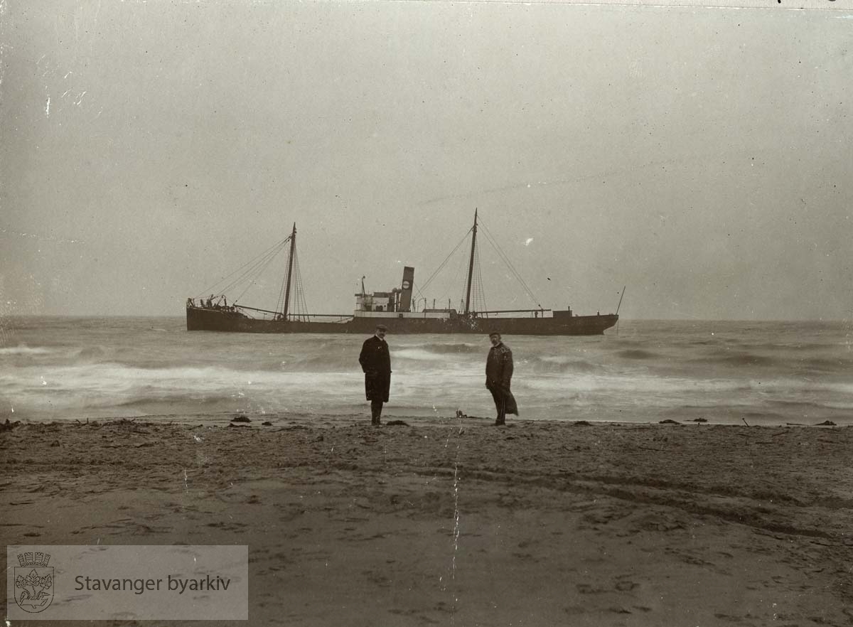 Erik Berentsen og Georg T. Monsen i vannkanten.