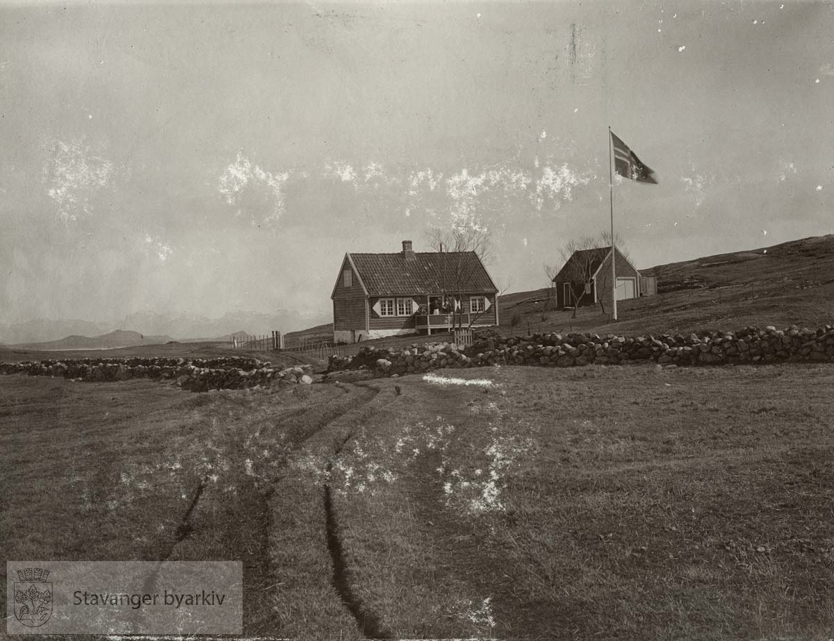 Vei som leder opp til lite hus/hytte