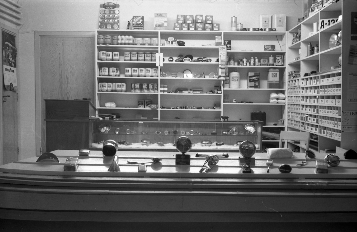 Fem interiørbilder fra Shell bensinstasjonen på Lena vinteren 1956. Bildene er tatt fra utsida,, gjennom vinduet.