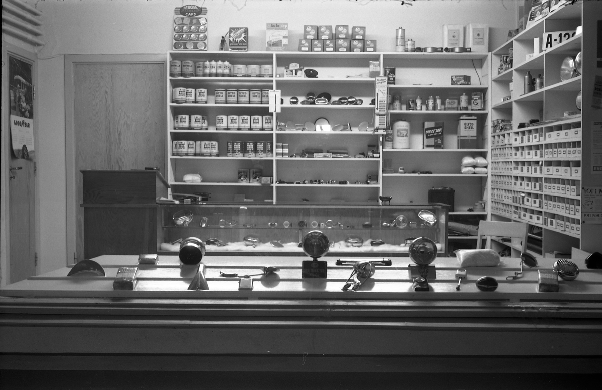Fem interiørbilder fra Shell bensinstasjonen på Lena vinteren 1956. Bildene er tatt fra utsida,, gjennom vinduet.